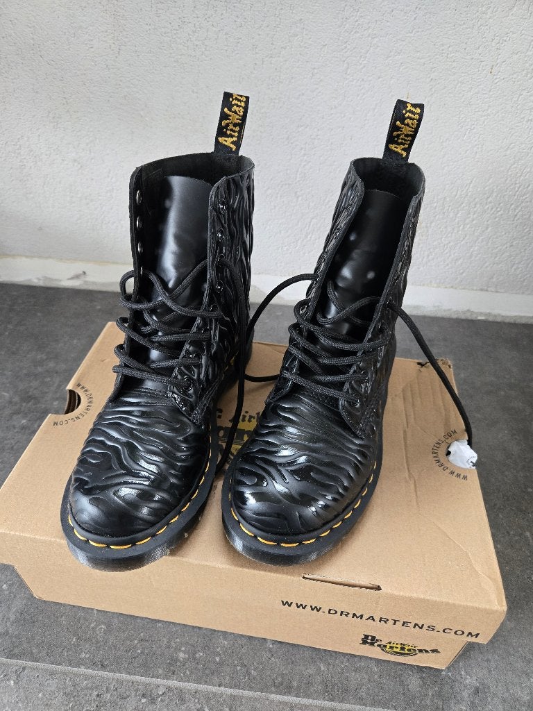 Dr martens zebra, Kleding | Dames, Zwart, Lage of Enkellaarzen, Nieuw, Ophalen of Verzenden