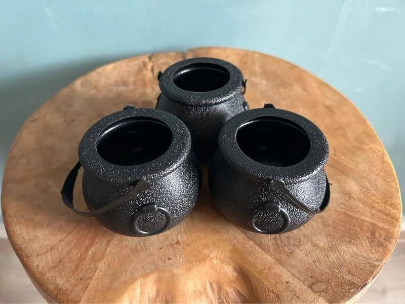 3 nieuwe ongebruikte traktatie heksen keteltjes van plastic, Ophalen of Verzenden, Nieuw, Overige typen, Halloween of Griezel