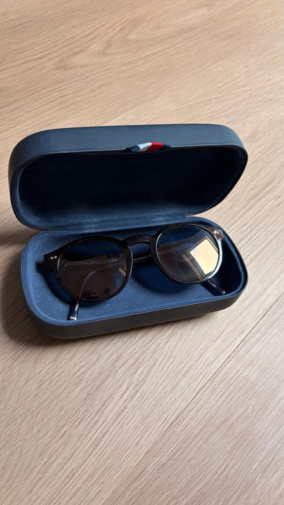 Stijlvolle Tommy Hilfiger zonnebril met etui, Overige merken, Zonnebril, Bruin, Ophalen of Verzenden