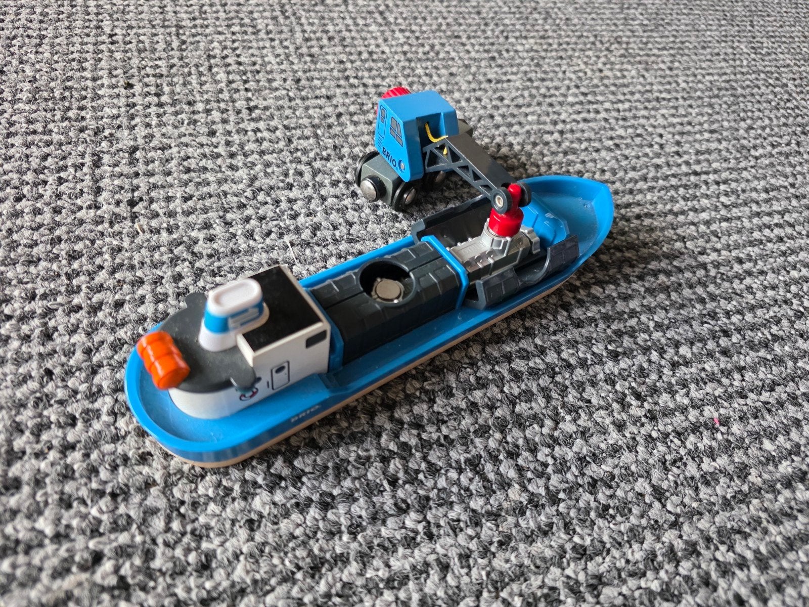 Brio container-boot met kraan - kraan past op treinbaal, Ophalen of Verzenden, Gebruikt