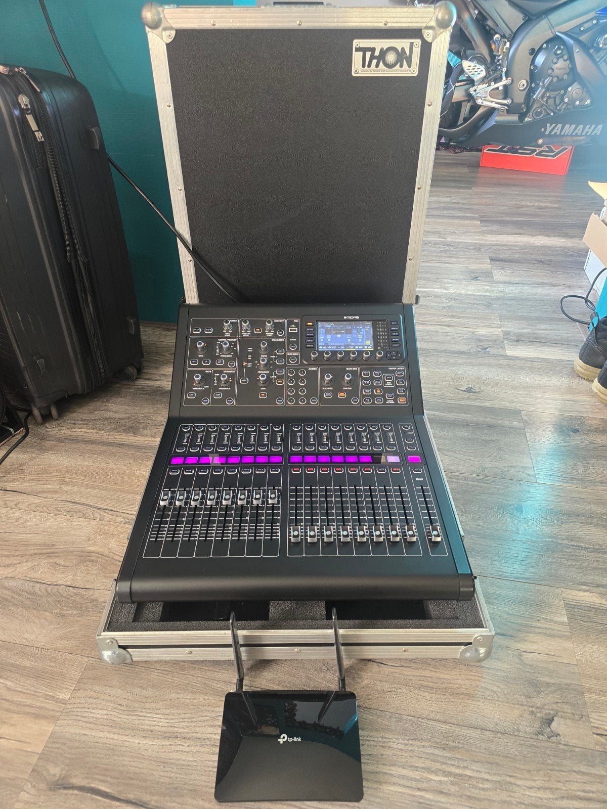Midas M32R Live Digitale Mixer met Thon Flightcase, Muziek en Instrumenten, Mengpanelen, Ophalen of Verzenden, Zo goed als nieuw