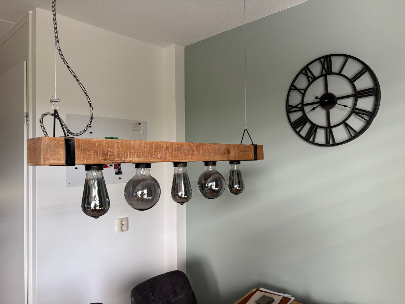 Industriële hanglamp met houten balk en 5 lichtbronnen, Ophalen, Zo goed als nieuw, Hout, E27 (groot)