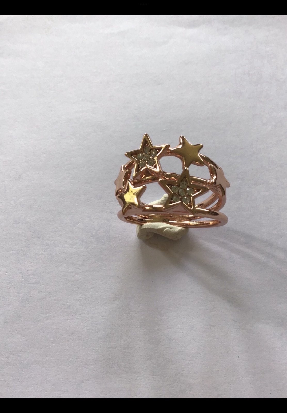Ring met sterren van rosé goud metaal. 2 x ster met zirkonia, Ophalen of Verzenden, Zo goed als nieuw