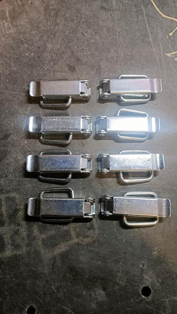 Set van 8 metalen kistsluitingen, Ophalen of Verzenden, Gebruikt, IJzer, Schuif of Grendel