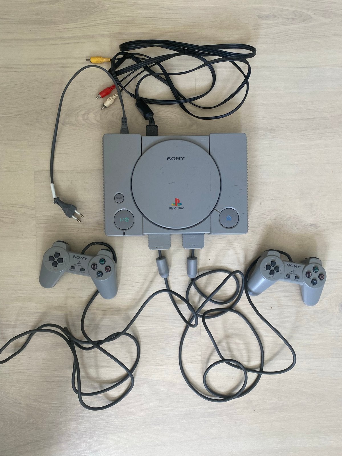 Playstation 1 met 2 controllers en alle kabels, Verzenden, Gebruikt, Met 2 controllers
