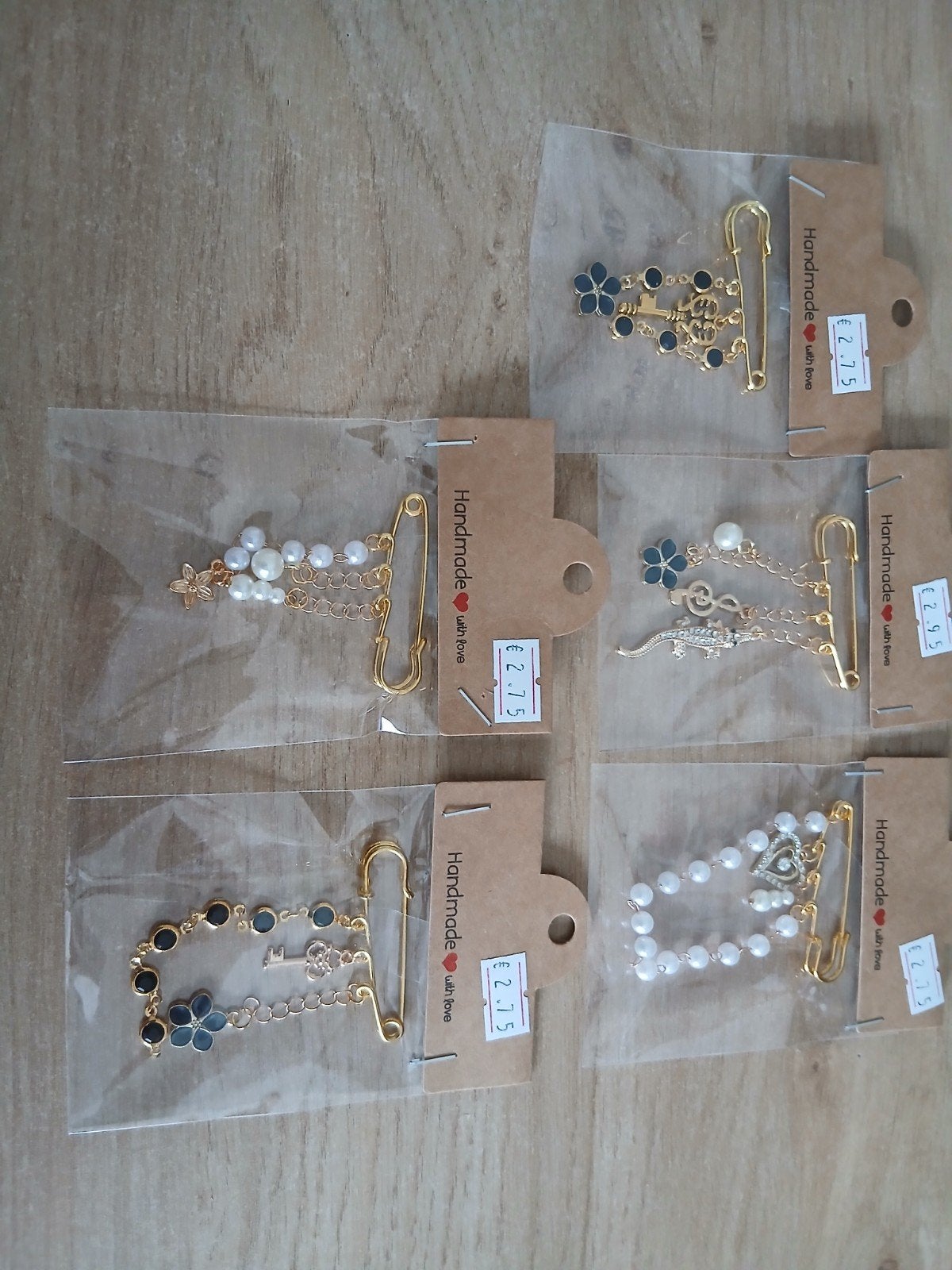 Handgemaakte speldjes/brochesjes met diverse bedels/speltjes, Overige materialen, 4 tot 7 cm, Met kristal, Overige kleuren