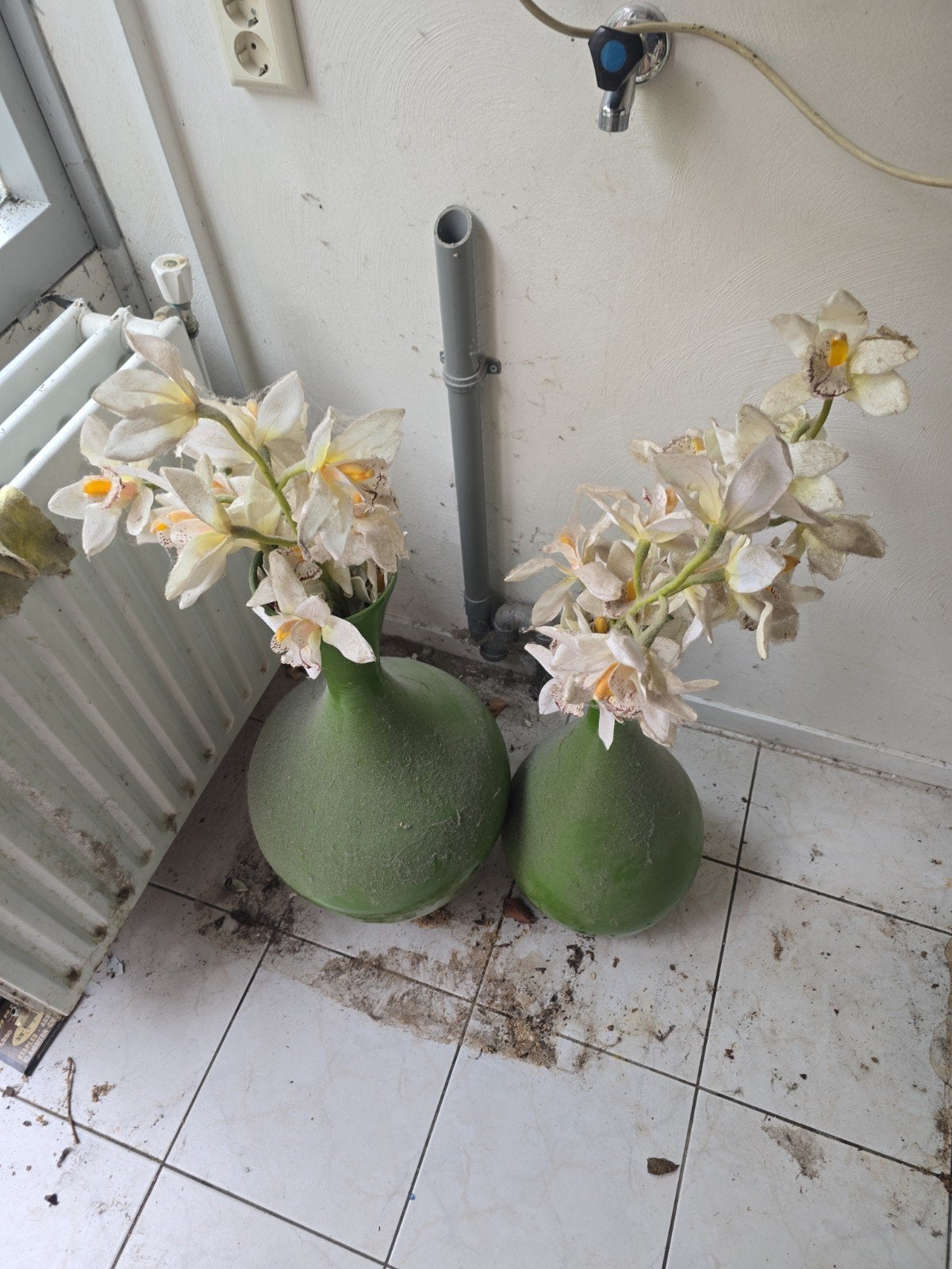 Set van 2 groene vazen met kunstorchideeën, Ophalen, Overige materialen, Gebruikt, Inclusief decoratie