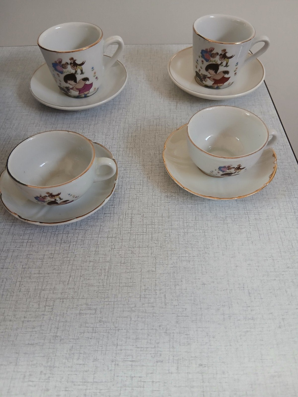 Vintage kinderservies: 4 kopjes en schotels, Ophalen of Verzenden, Zo goed als nieuw
