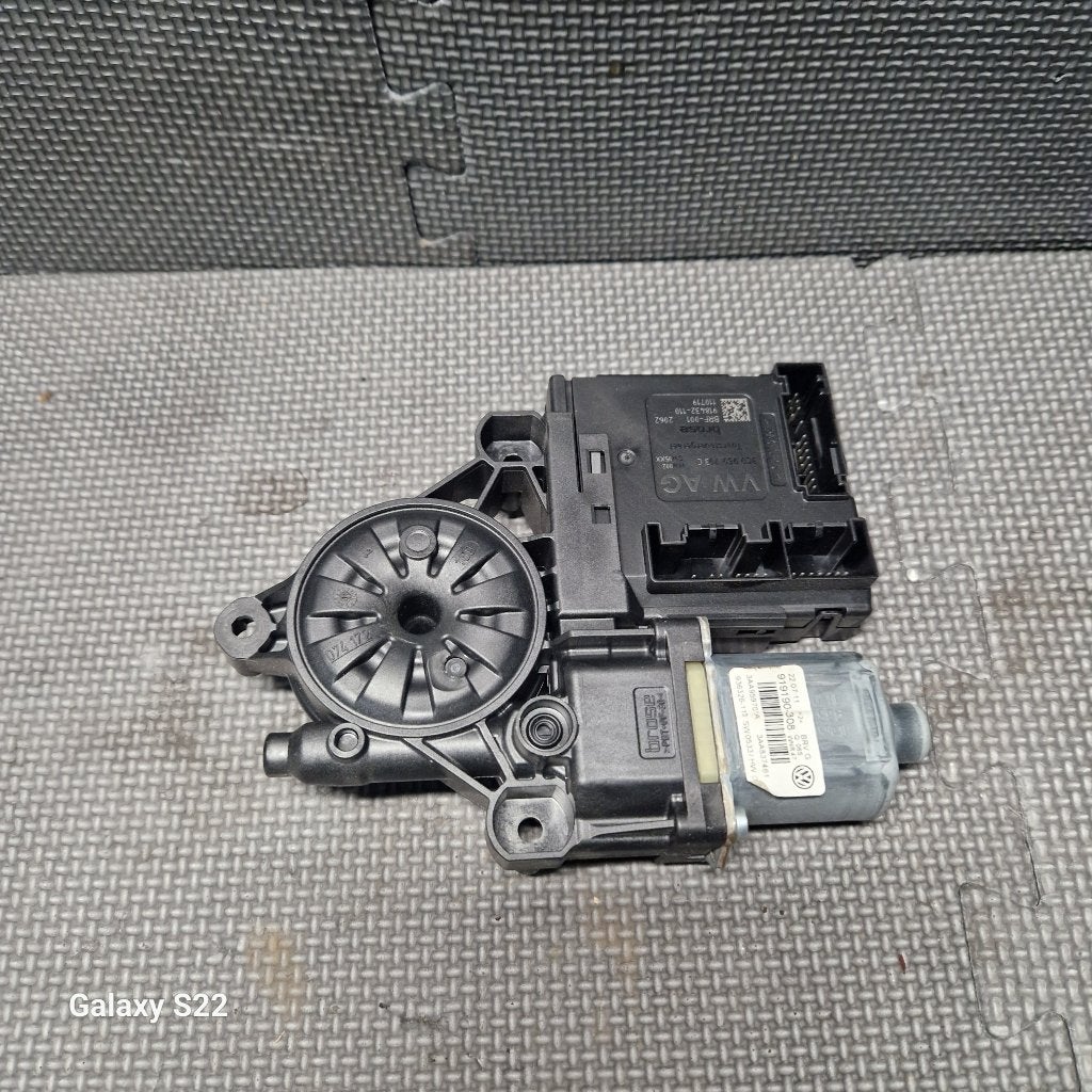 VOLKSWAGEN PASSAT B7 RAAMMOTOR LINKS VOOR / 3AA959701A, Gebruikt, Volkswagen, Volkswagen AG, Berliner Ring 2, 38440 Wolfsburg, Deutschland
