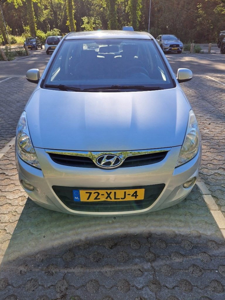 Hyundai i20 1.2 5-DRS 2012 Grijs ( met airco ), Auto's, 31 €/maand, 4 cilinders, Handgeschakeld, Grijs