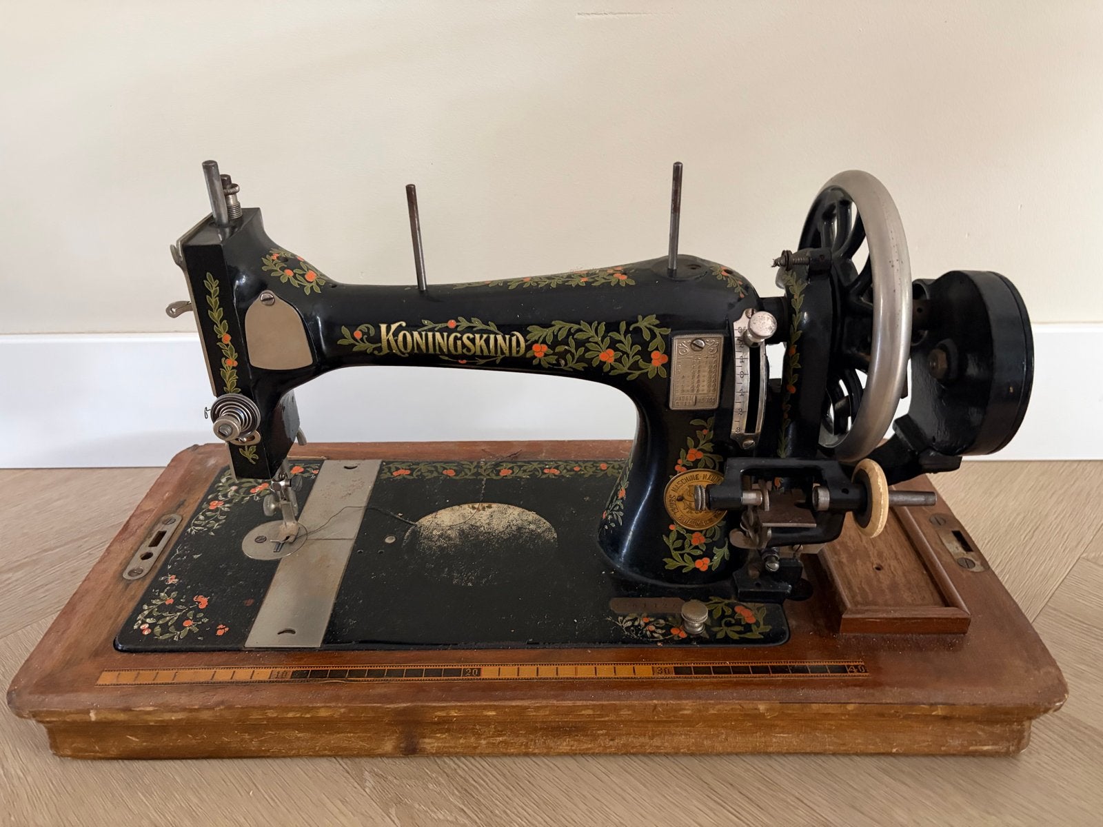Antieke Koningskind Naaimachine met Houten Kist, Antiek en Kunst, Ophalen