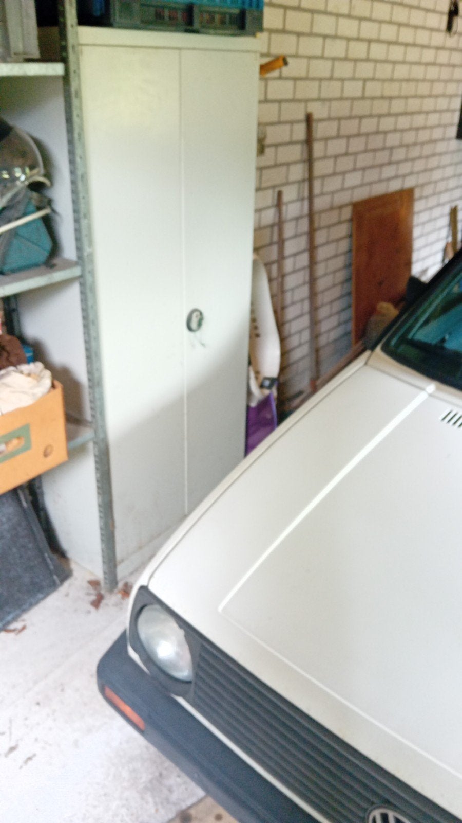 Stalen opbergkast met twee sleutels €50,-, Auto-onderdelen, Ophalen of Verzenden, Achterklep