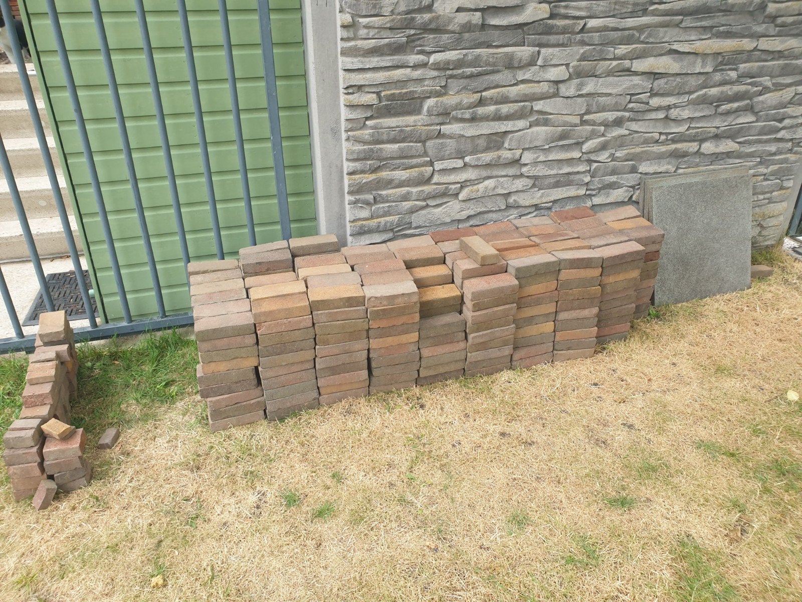 Gratis gebakken klinkers, betontegels en opsluitbanden, Tuin en Terras, Tegels en Klinkers, Ophalen, Gebruikt, Klinkers, 10 m² of meer