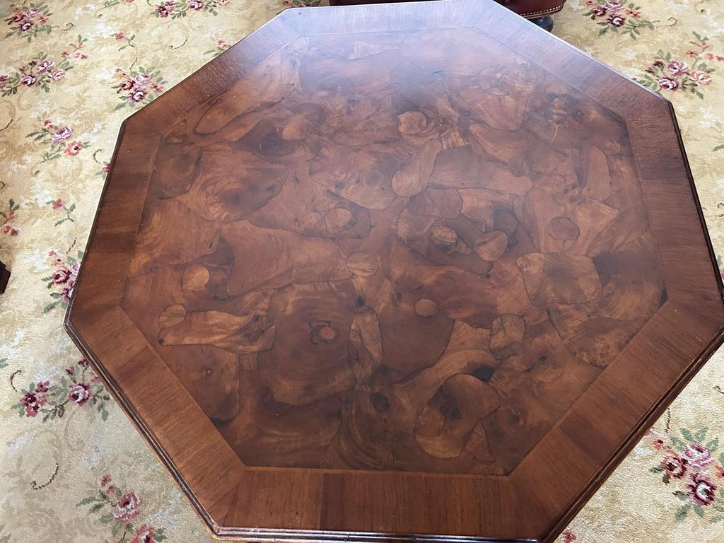 Antieke wortelnoten tafel met gedraaide poot in nieuwstaat, Ophalen