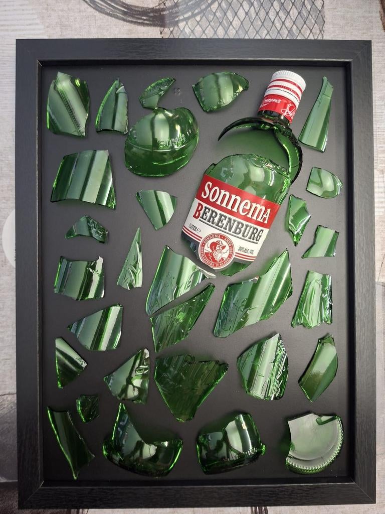 Sonnema Berenburg fles verwerkt in een lijst met Epoxy, Ophalen of Verzenden