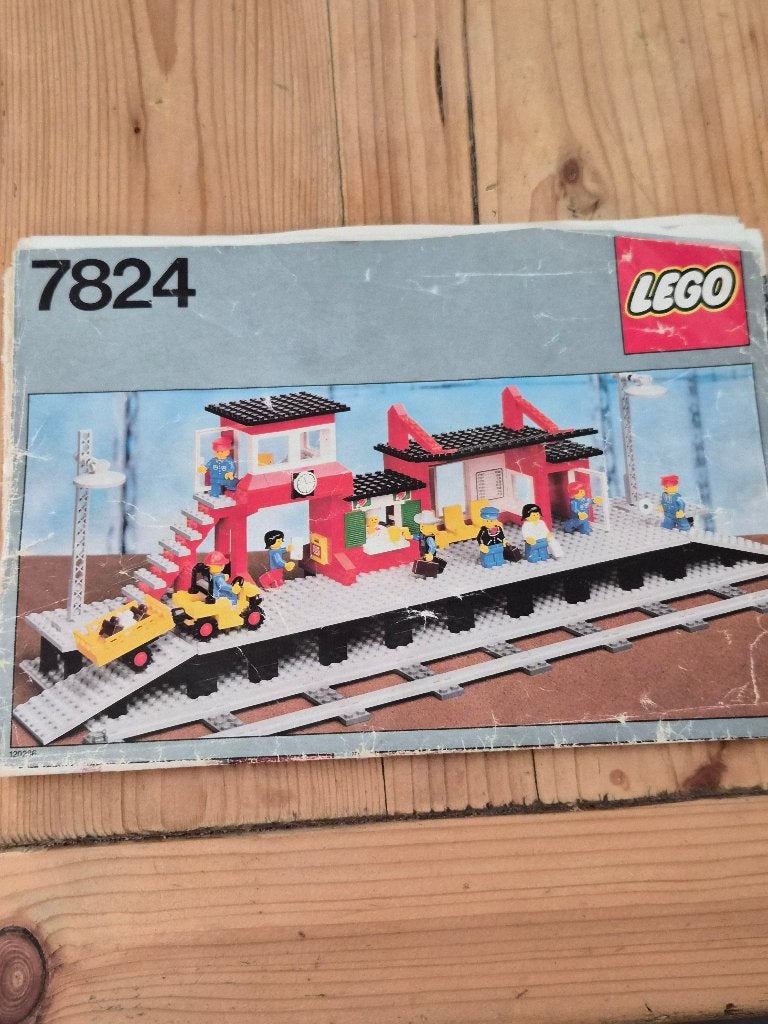 Lego boekje 7824, Kinderen en Baby's, Ophalen of Verzenden, Gebruikt, Inclusief instructies