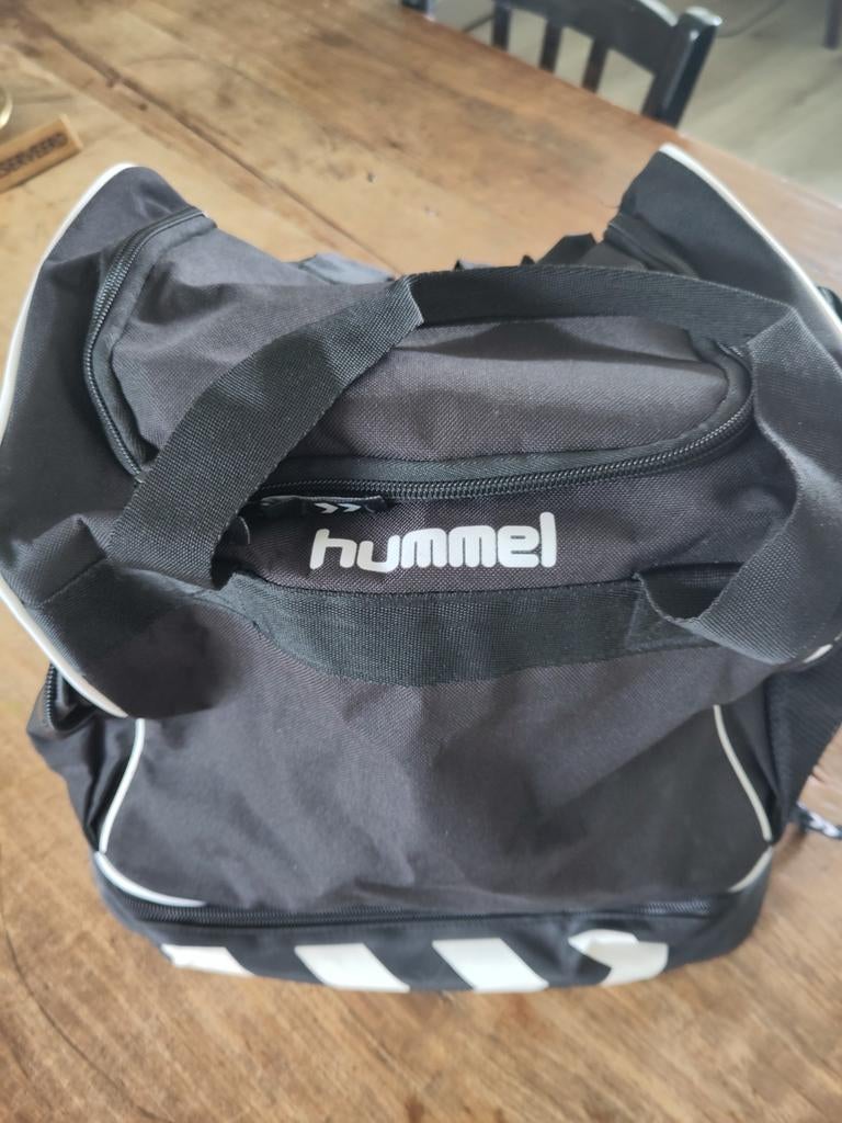 Hummel Voetbaltas - Zwart met witte accenten, Sieraden, Tassen en Uiterlijk, Tassen | Sporttassen, Ophalen of Verzenden, Nieuw