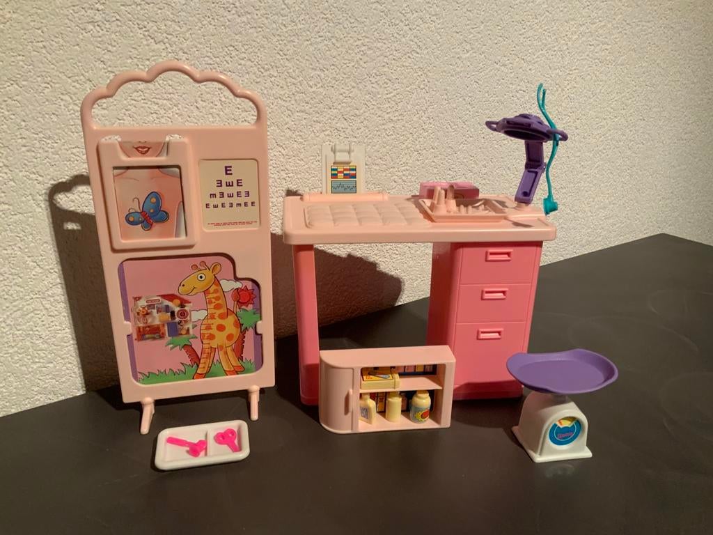 Leuke Barbie dokterconsultatiebureau met accessoiresMattel., Verzamelen, Ophalen of Verzenden, Zo goed als nieuw, Accessoires