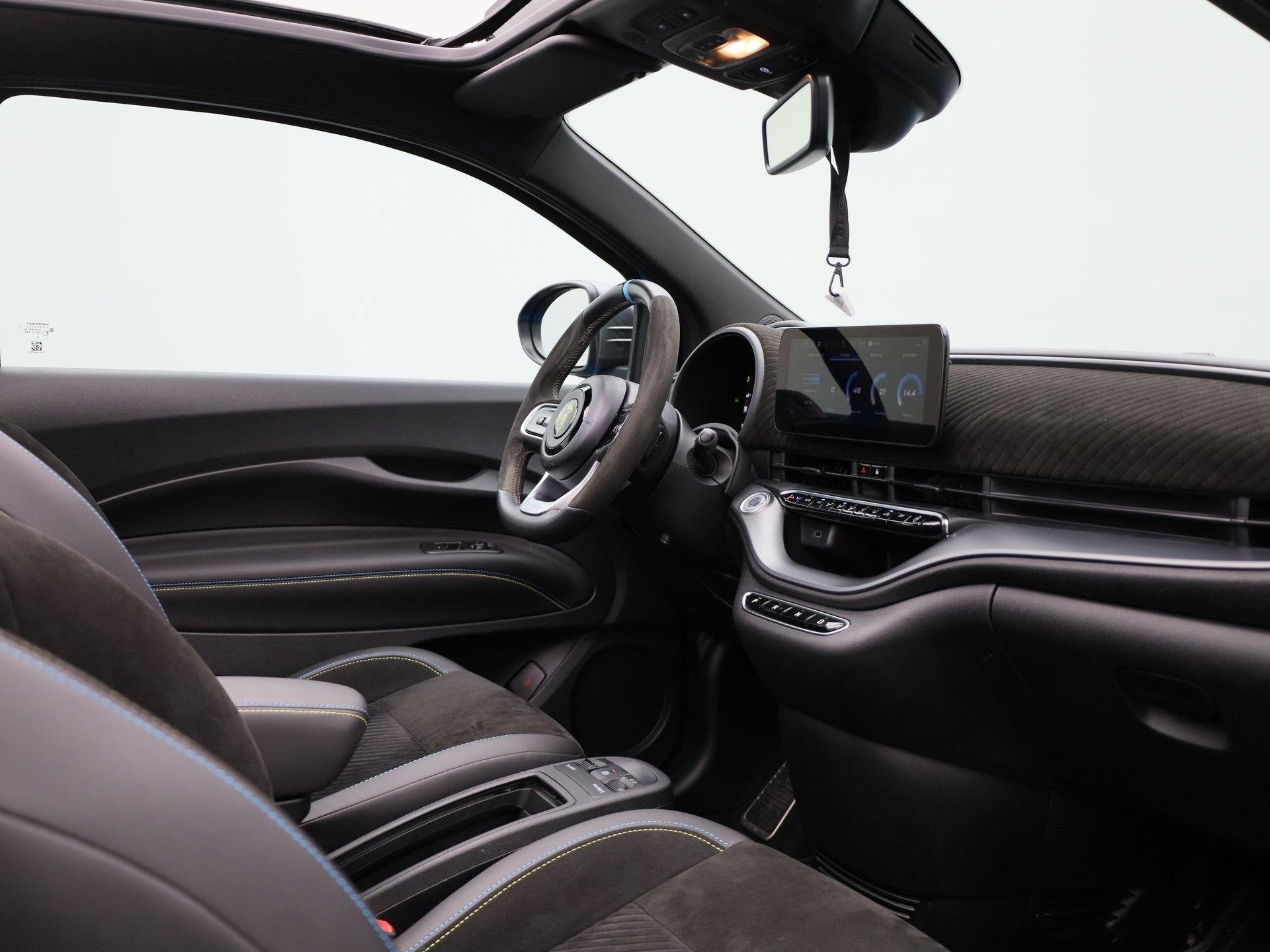 Fiat 500 C Abarth Scorpionissima 42 kWh | Cabrio | Apple Car, Auto's, 12 maanden, Gebruikt, Alcantara, 155 pk