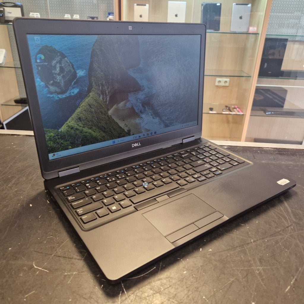 Dell Latitude 5590 Intel Core i7-8650U 8GB 256GB SSD Windows, Computers en Software, Windows Laptops, Dell, Zo goed als nieuw