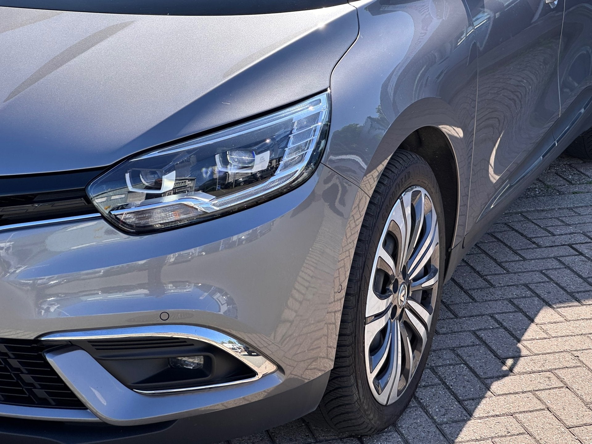 Renault Grand Scénic Renault Grand Scénic TCe 140 EDC equi, Dealer onderhouden, Stof, 4 cilinders, 7 stoelen
