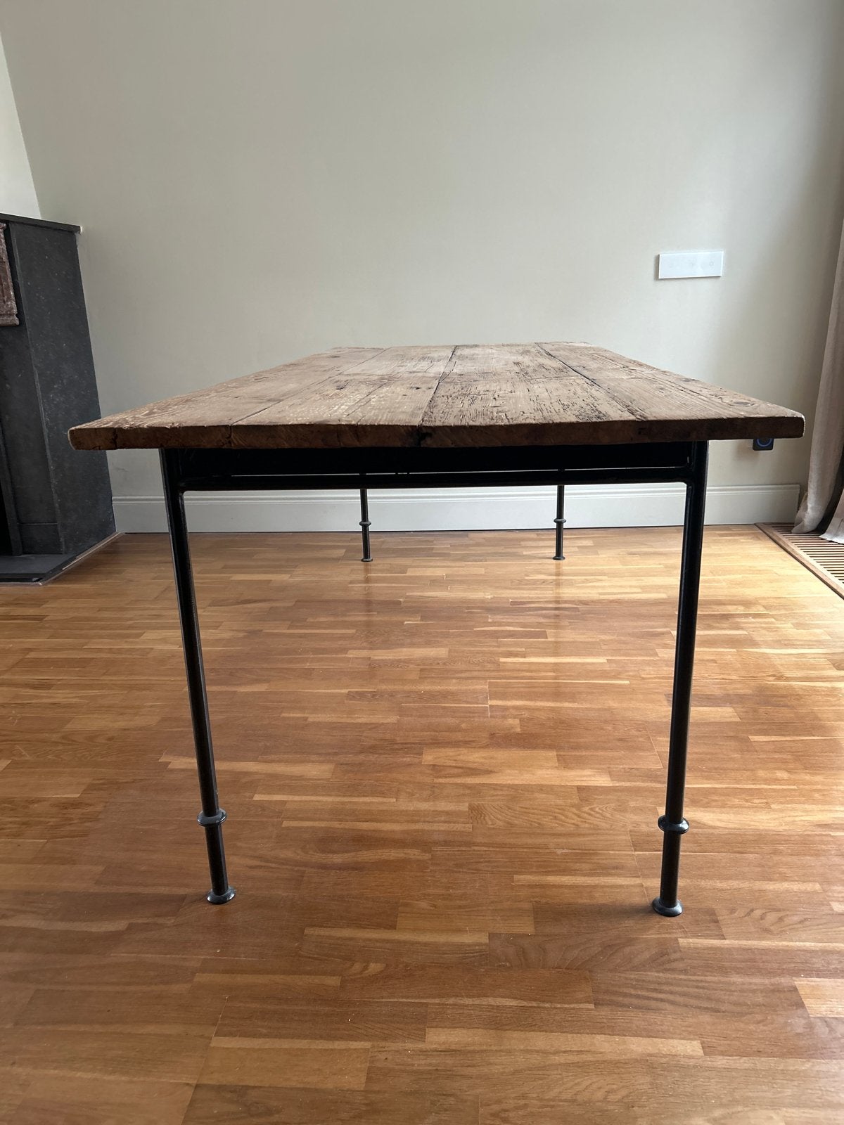 Robuuste houten tafel met metalen poten, Ophalen, Gebruikt, 50 tot 100 cm, 150 tot 200 cm