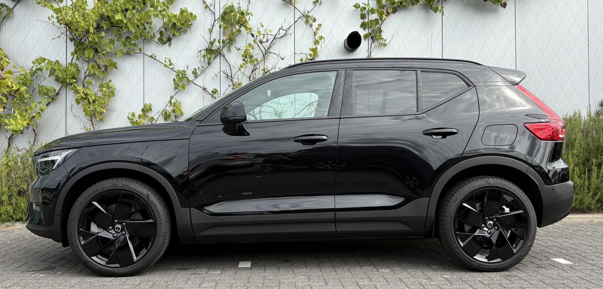 Volvo EX40 Single Motor Extended Range Plus Black Ed. 82 kWh, Auto's, Gebruikt, Zwart, 1975 kg, SUV of Terreinwagen