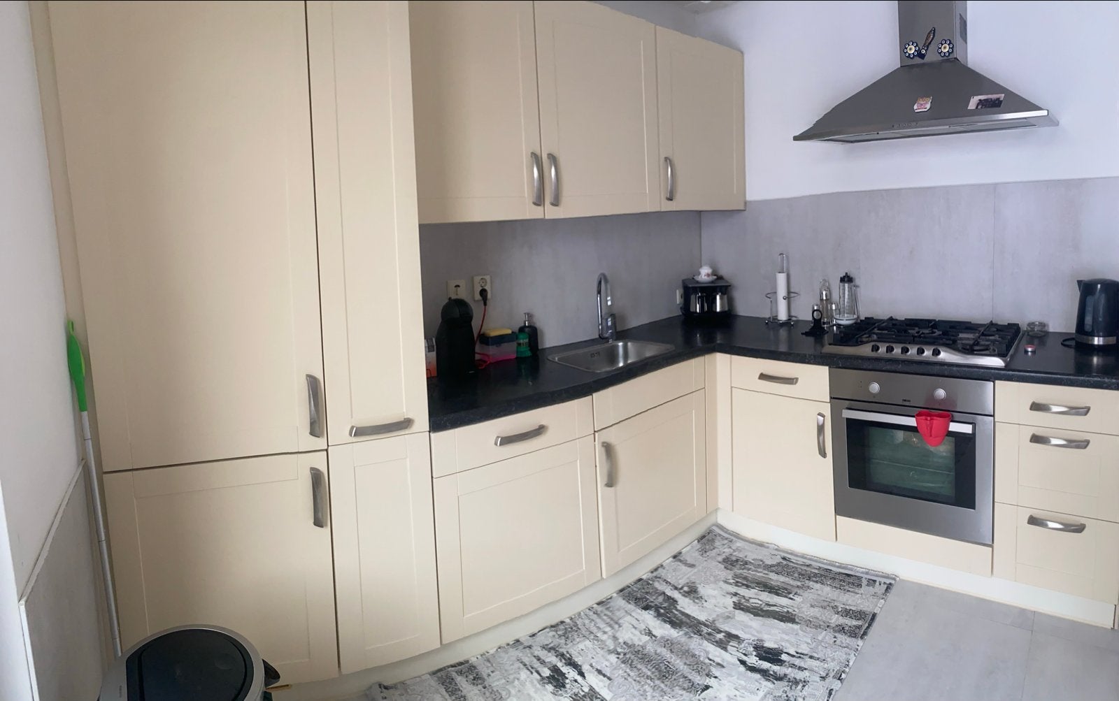 Hoekkeuken 20 jaar oud met apparatuur - gratis bij zelf demo, Huis en Inrichting, Keuken | Complete keukens, Gebruikt, Hoekkeuken