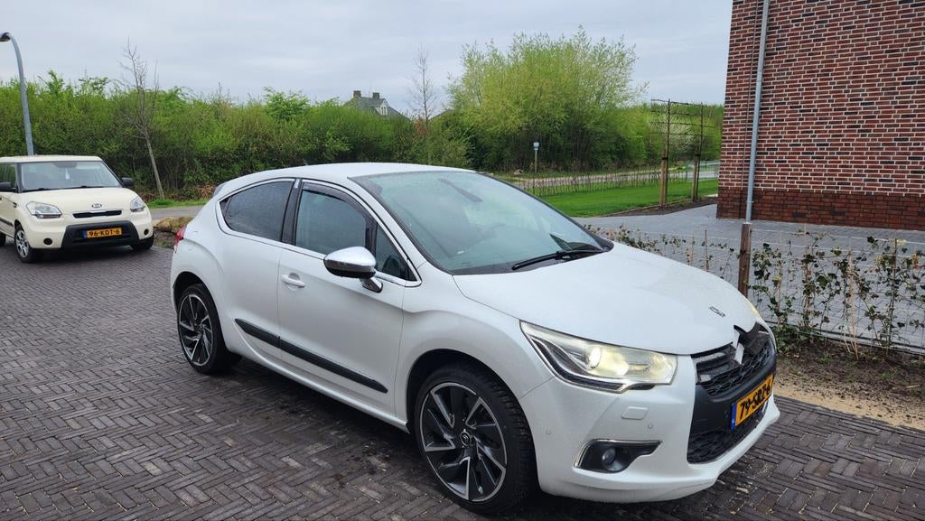 Citroën DS4 1.6 THP 147KW 2011 Wit, Voorwielaandrijving, 1250 kg, Zwart, 4 cilinders