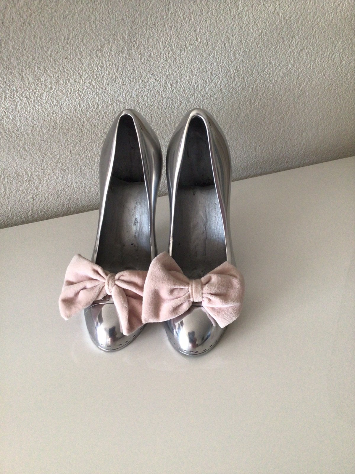 Riviera Maison Lovely pump Statue geheel in nieuw staat., Huis en Inrichting, Ophalen of Verzenden, Metaal, Zilver, Klassiek