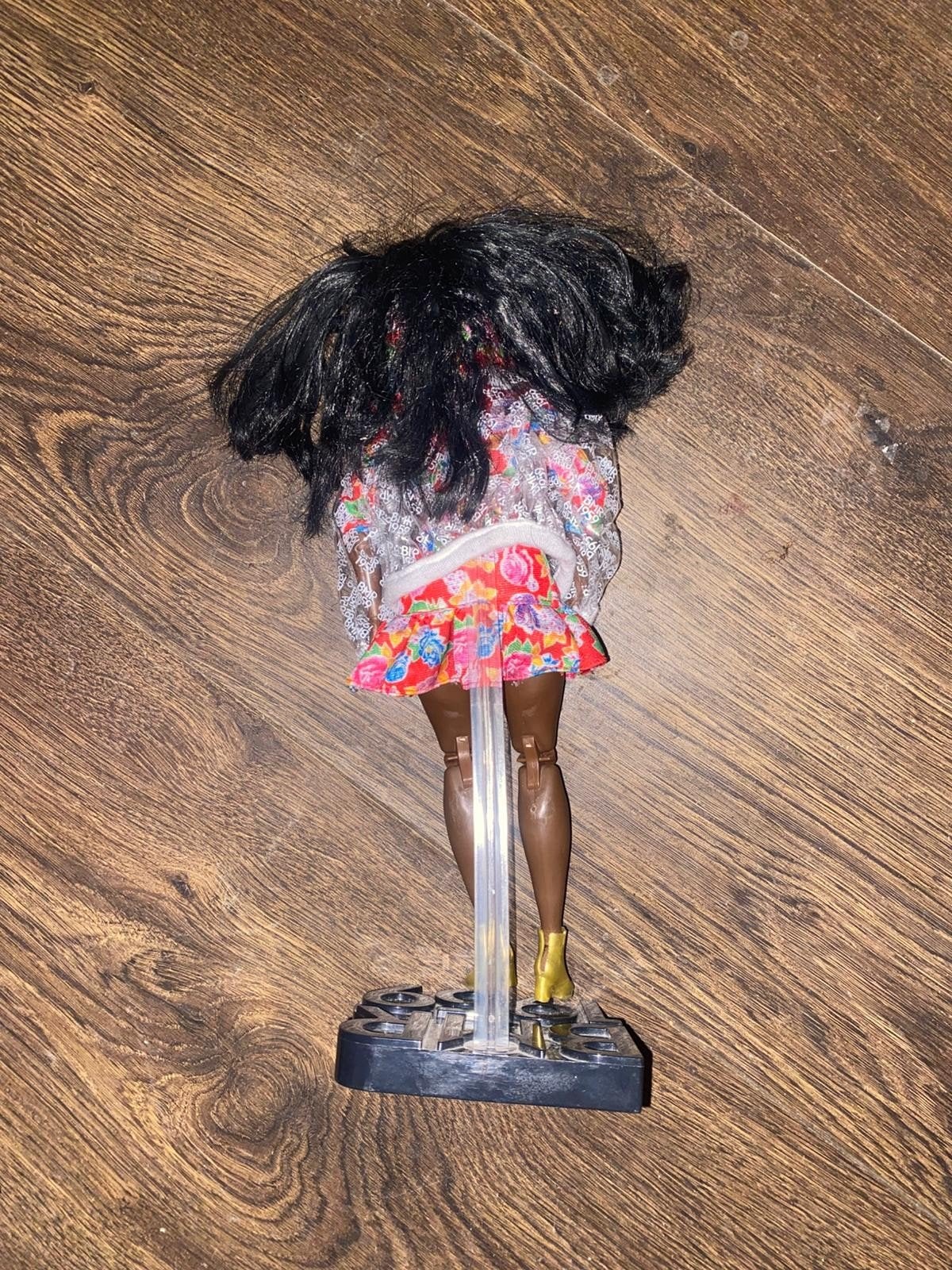 Barbie pop met standaard en kleurrijke outfit, Ophalen of Verzenden, Gebruikt, Barbie