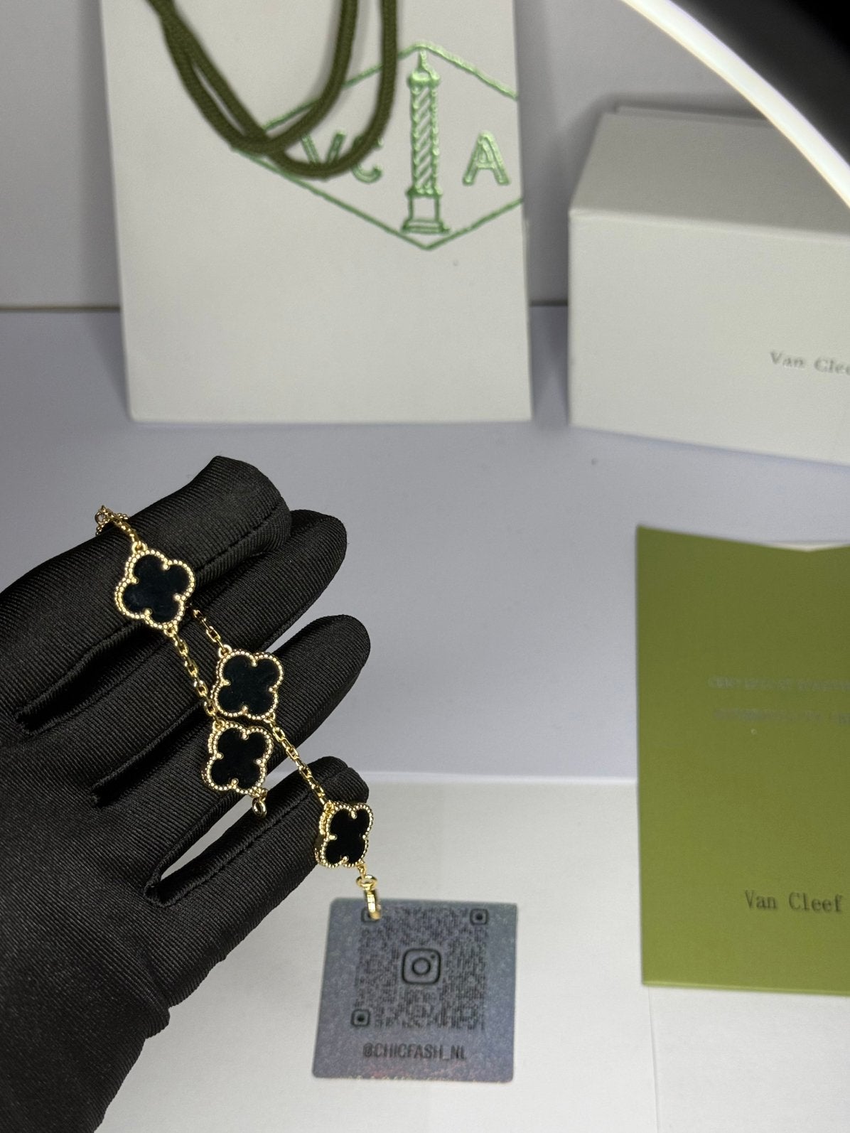 Van Cleef & Arpels Onyx Armband, Ophalen of Verzenden, Zo goed als nieuw, Wit, Goud