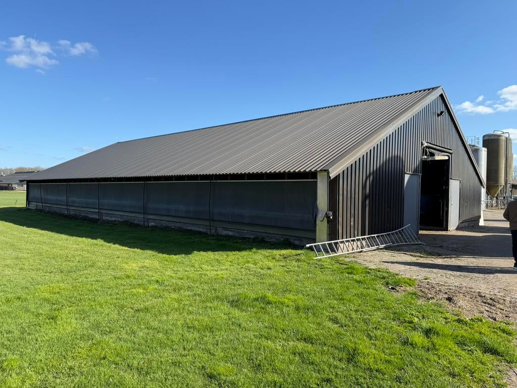 Stal 14,5 bij 27 meter lang  hoogte 5,7 meter, Koop