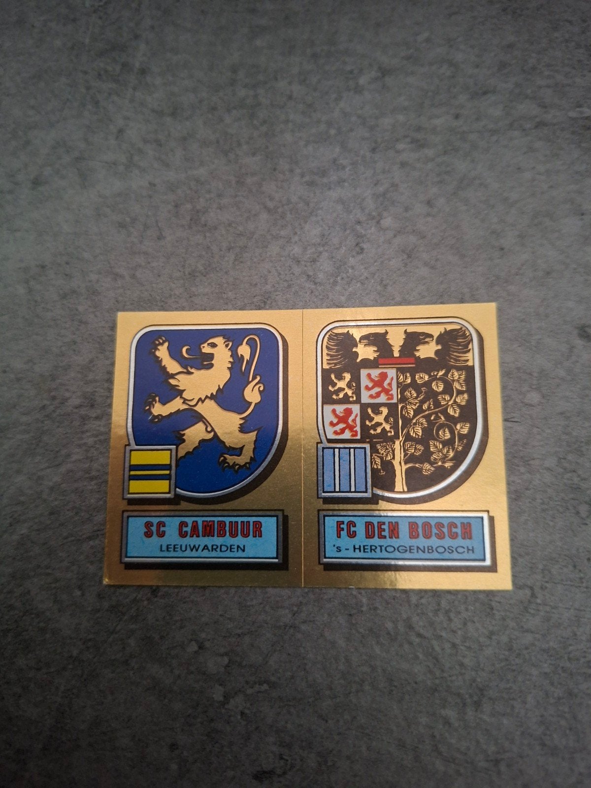 Panini sticker Voetbal 82. Embleem SC Cambuur/FC den Bosch., Ophalen of Verzenden, Zo goed als nieuw, Sticker
