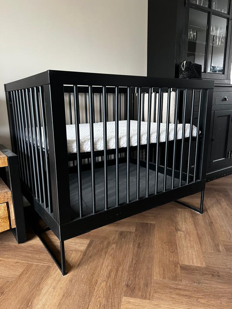 Kidsmill box mat zwart, Kinderen en Baby's, Babywiegjes en Ledikanten, Ophalen of Verzenden, Gebruikt, Ledikant