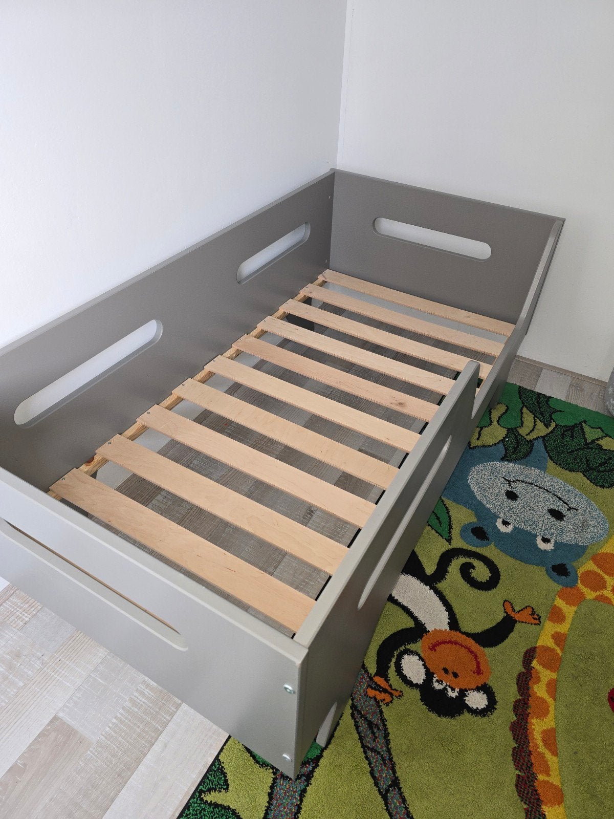 Als Nieuw! Peuterbed «COLOMBE» 140X70 GRIJS + Matras, Kinderen en Baby's, Ophalen, 140 tot 160 cm, Zo goed als nieuw, Matras