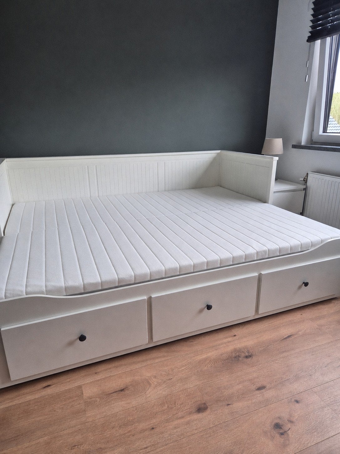 IKEA bed met bureau en nachtkastje., Ophalen, Verstelbaar, Modern, Scandinavisch, Wit