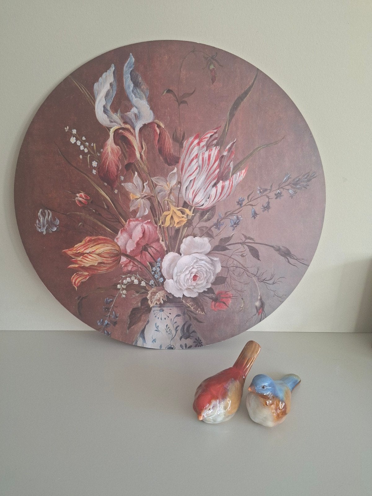 Rond schilderij met bloemenstilleven en vogeltjes, Bloemen, Paneel, Ophalen of Verzenden, Klassiek