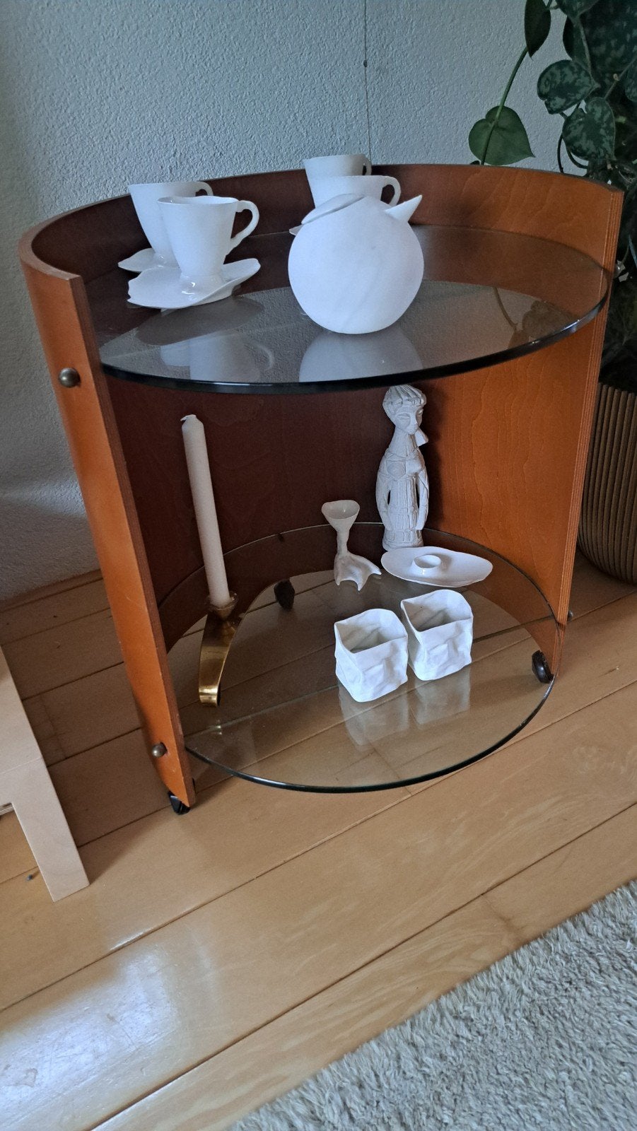 Kersenhouten bijzettafel op wieltjes, Huis en Inrichting, Tafels | Sidetables, Ophalen, Glas, Rond, Minder dan 50 cm