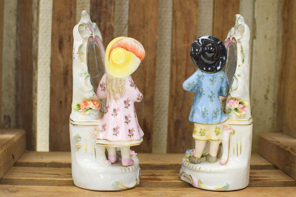 2 stuks porseleinen beelden van een man en vrouw bij de kapt, Ophalen of Verzenden, Gebruikt, Mens