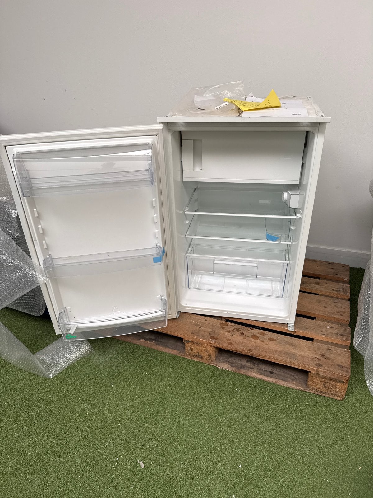 Compacte Koelkast met Vriesvak - Ideaal voor Kleine Ruimtes, Witgoed en Apparatuur, Koelkasten en IJskasten, 75 tot 100 liter