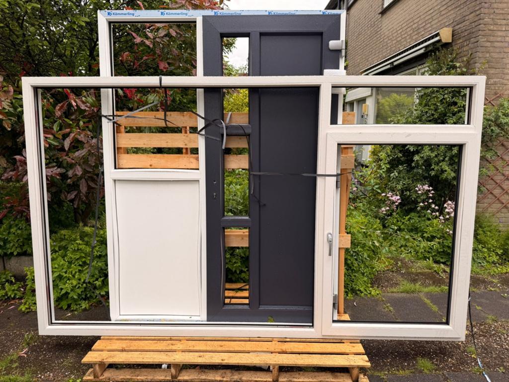 Nieuwe kunststof deur met kozijn en kunstof kozijn met raam, Doe-het-zelf en Verbouw, Ophalen, Nieuw, Buitendeur, Glas