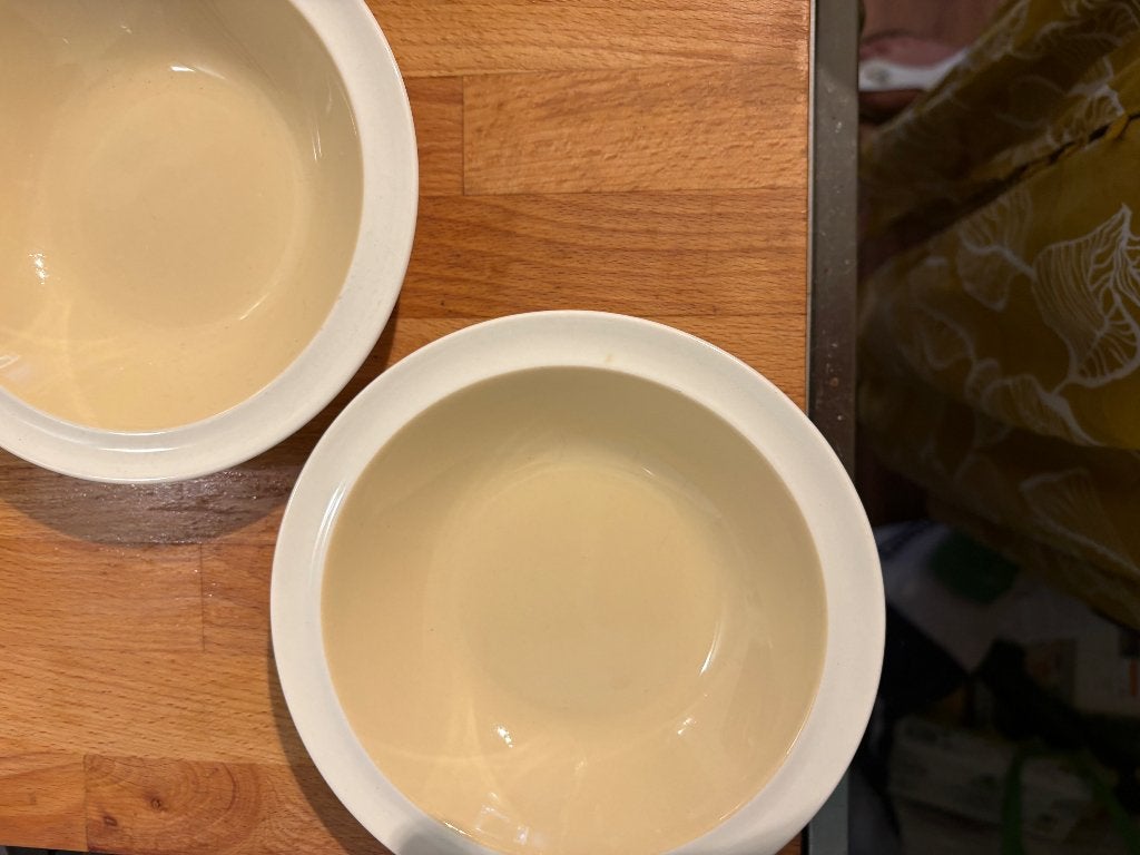 2 schaaltjes wedgwood geel met witte rand gaaf, Ophalen, Gebruikt, Porselein, Schaal of Schalen