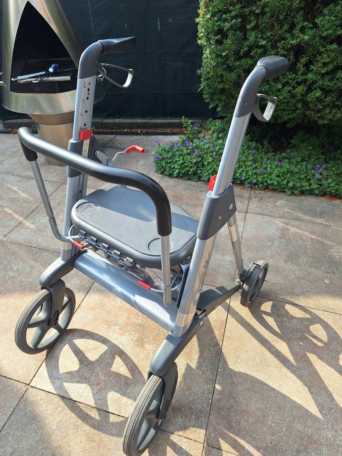 Rollator anwb met rugleuning en boodschappen netje, Ophalen, Opvouwbaar, Zo goed als nieuw