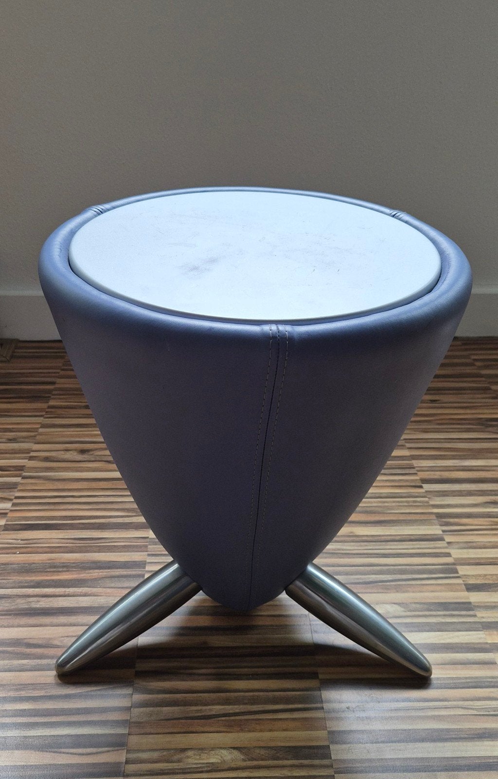 Leolux Tam Tam, design bijzettafel - Blauw leer en meta, Huis en Inrichting, Ophalen, Gebruikt, Modern design