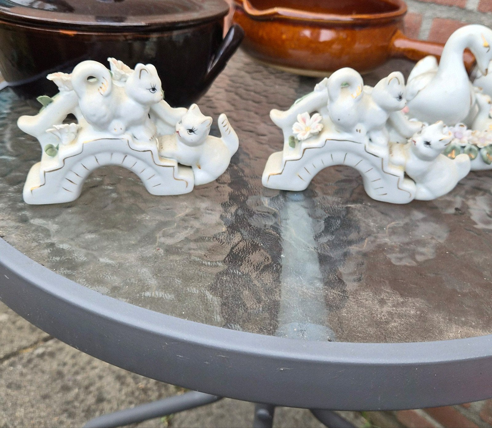 Set van 2 porseleinen kattenbeeldjes op brug, Antiek en Kunst, Ophalen