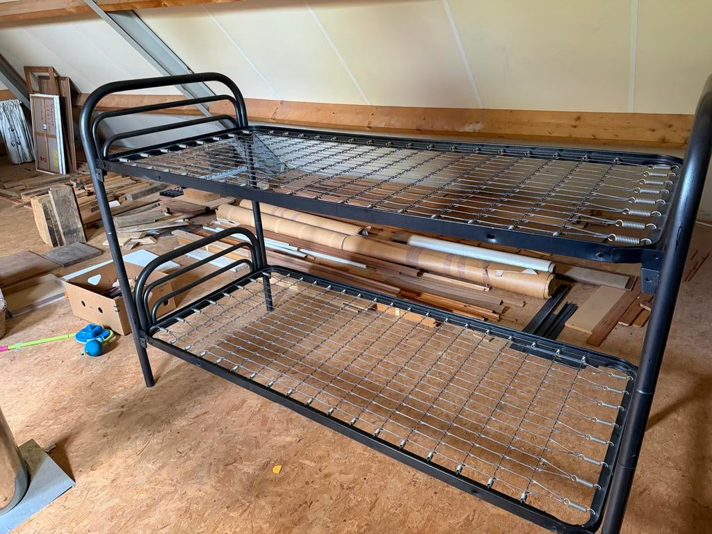 Stevig metalen stapelbed met twee spiraalbodems, Huis en Inrichting, Slaapkamer | Stapelbedden en Hoogslapers, Gebruikt, 90 cm