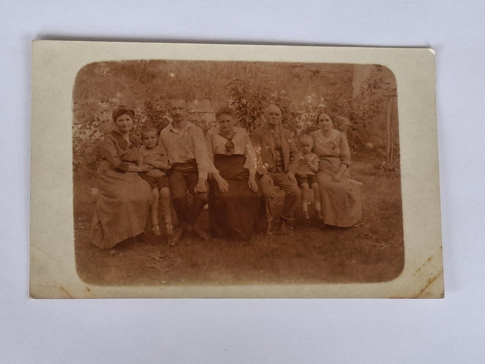 Fotokaart- familieportret- mannen- vrouwen- kinderen, Verzamelen, Foto's en Prenten, Ophalen of Verzenden, Voor 1940, Overige onderwerpen
