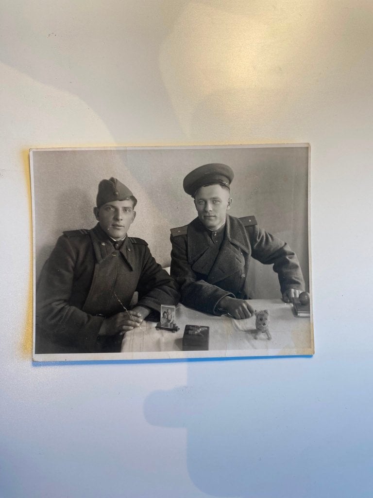 Sovjet Foto WOII – Twee Soldaten / Officieren aan Tafel, Verzamelen, Ophalen of Verzenden, Voor 1940, Zo goed als nieuw, Overige onderwerpen