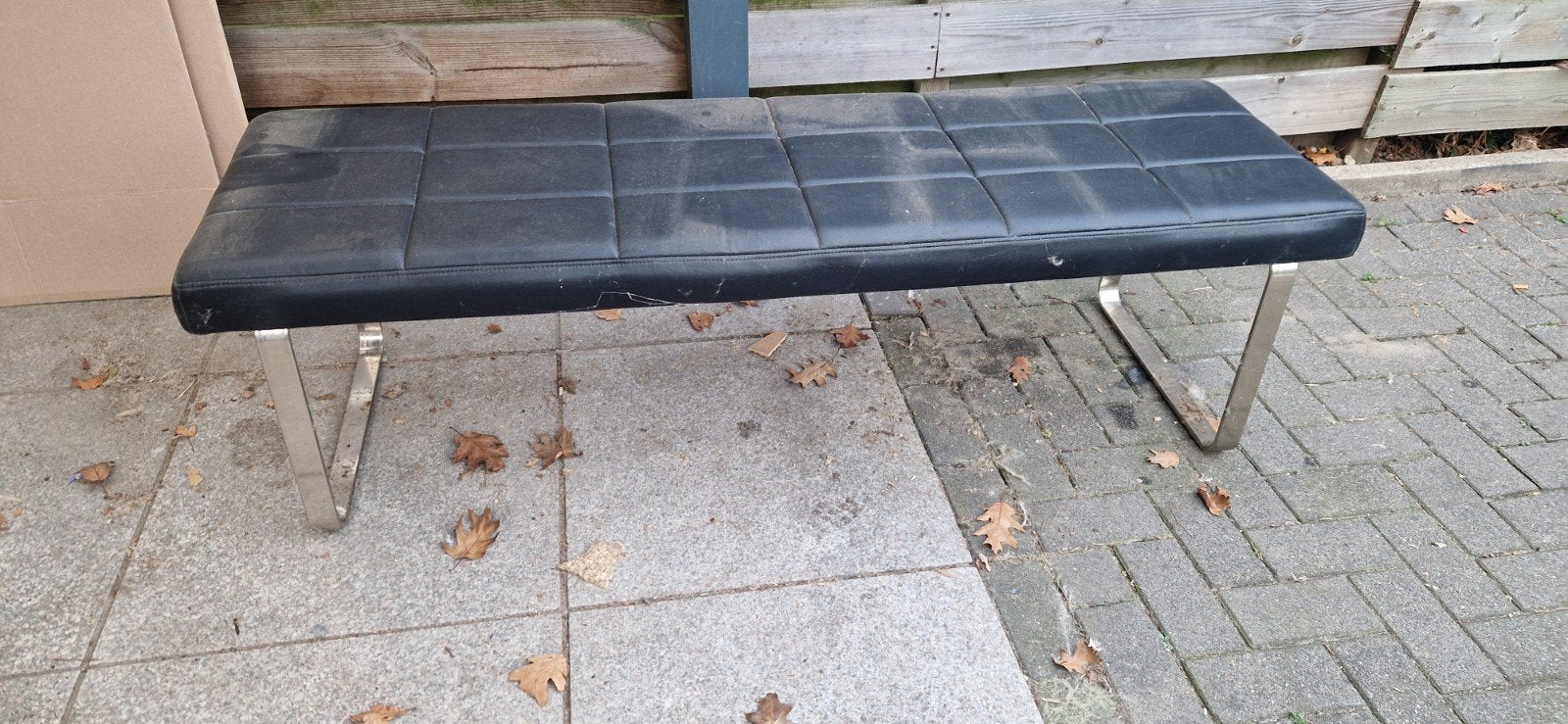 Zwarte leren bank met metalen onderstel, Huis en Inrichting, Ophalen, Gebruikt, Minder dan 75 cm, 150 tot 200 cm